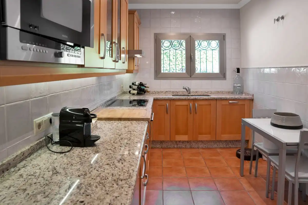 Cuina de Casa o xalet en venda en Marbella amb Aire condicionat, Calefacció i Jardí privat
