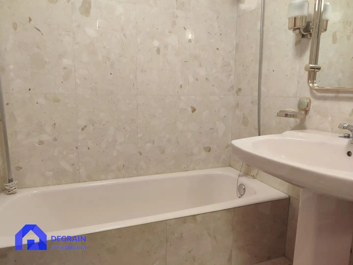 Baño de Piso de alquiler en Oviedo  con Terraza y Trastero