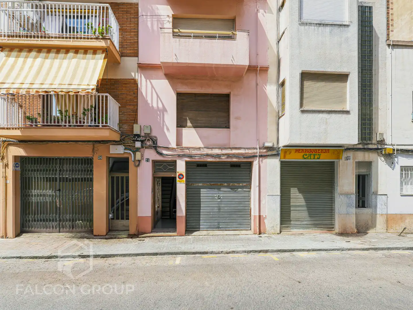 Vista exterior de Casa adosada en venda en Vilanova i la Geltrú amb Terrassa i Balcó