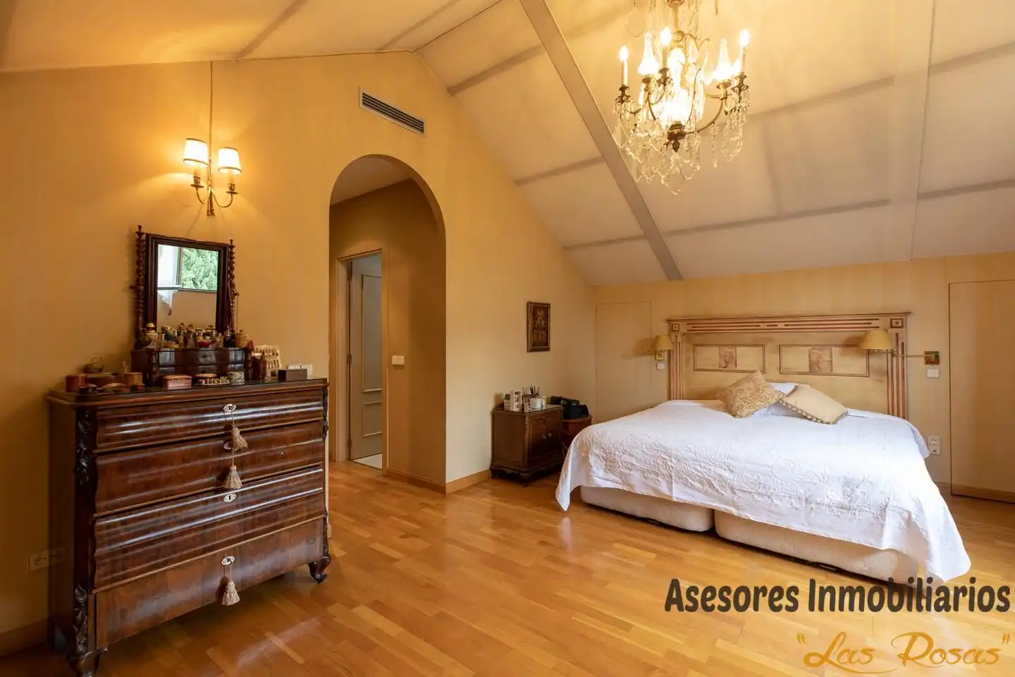 Schlafzimmer von Einfamilien-Reihenhaus zum Verkauf in Madrid mit Klimaanlage, Heizung und Privatgarten
