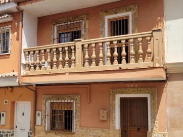 Casa con balcón en venta en Calle Manuel Laguna 25