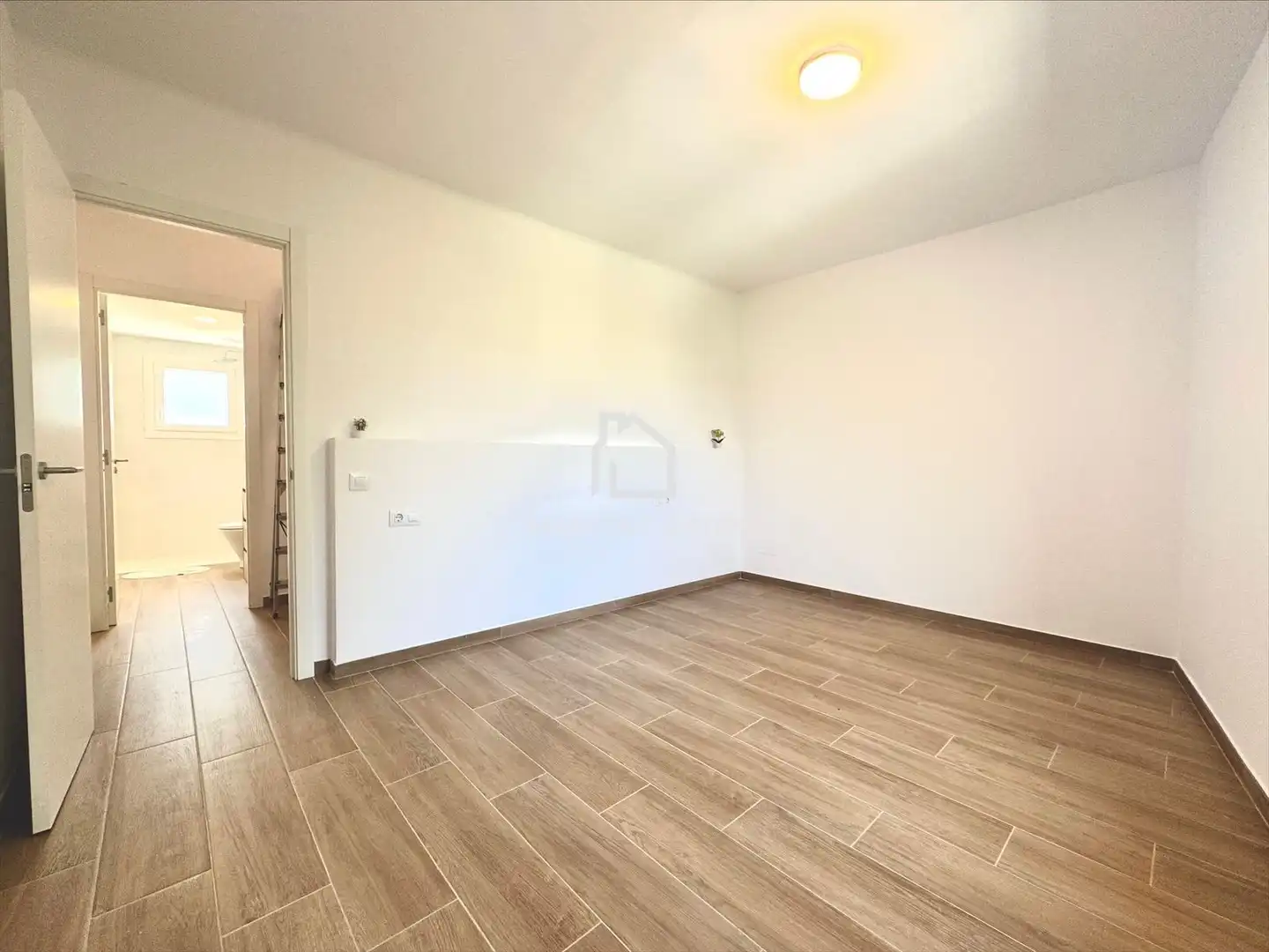 Habitación de Casa adosada en venta en Girona con Aire acondicionado, Calefacción y Jardín privado