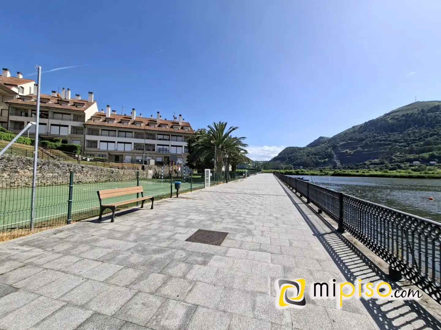 Vista exterior de Pis en venda en Limpias amb Calefacció, Terrassa i Piscina