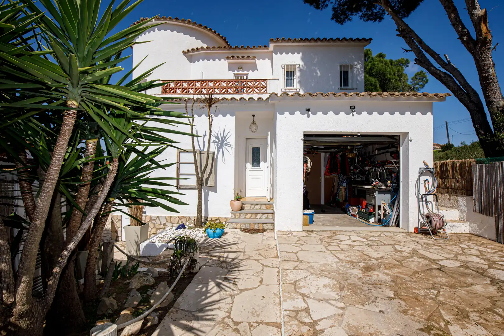Vista exterior de Casa o xalet en venda en L'Escala amb Aire condicionat, Jardí privat i Terrassa