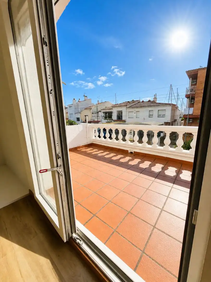 Vista exterior de Dúplex en venda en Empuriabrava amb Parquet, Terrassa i Forn