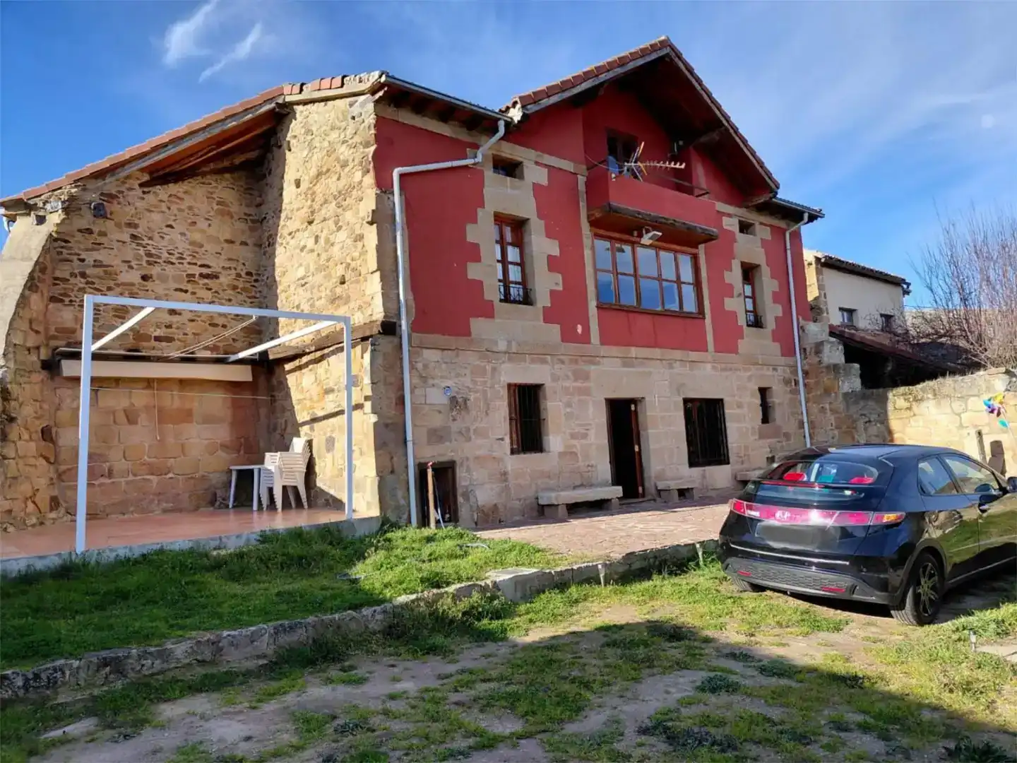 Vista exterior de Casa adosada en venda en Valderredible amb Piscina i Balcó