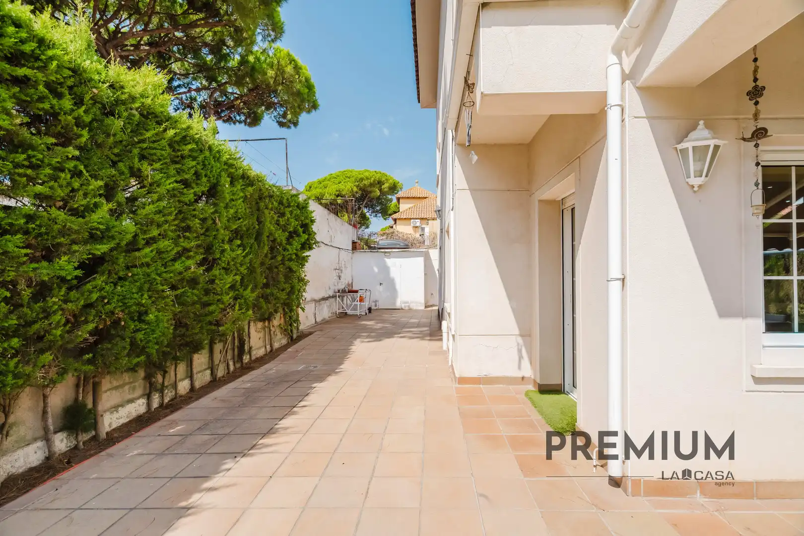 Vista exterior de Casa o xalet en venda en Castelldefels amb Piscina