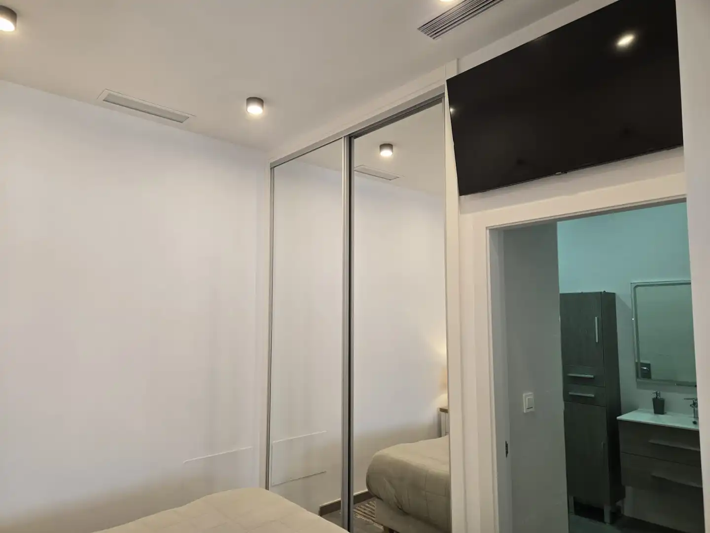 Dormitori de Apartament de lloguer en Gelves amb Aire condicionat, Calefacció i Moblat