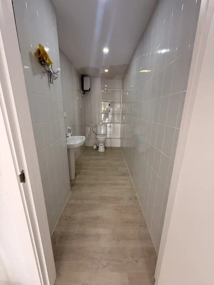 Bany de Local en venda en Tres Cantos amb Aire condicionat