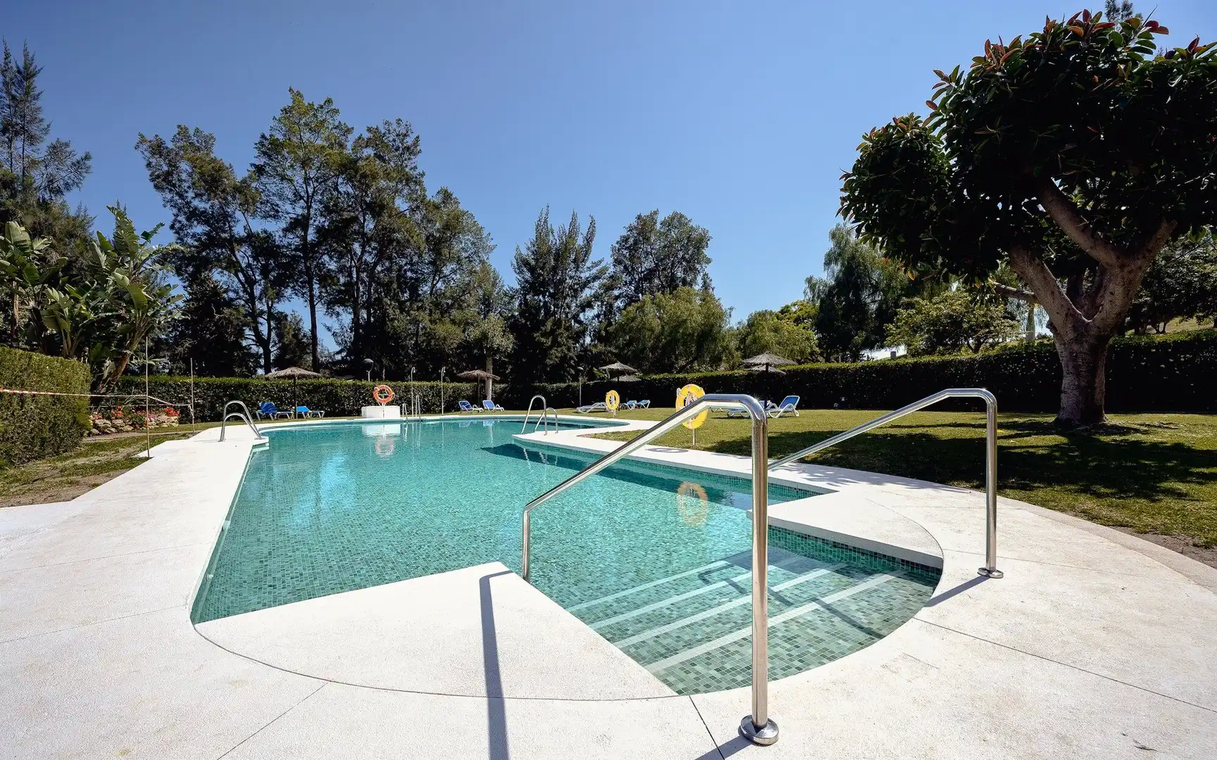 Piscina de Planta baja en venta en Benahavís con Aire acondicionado, Calefacción y Jardín privado