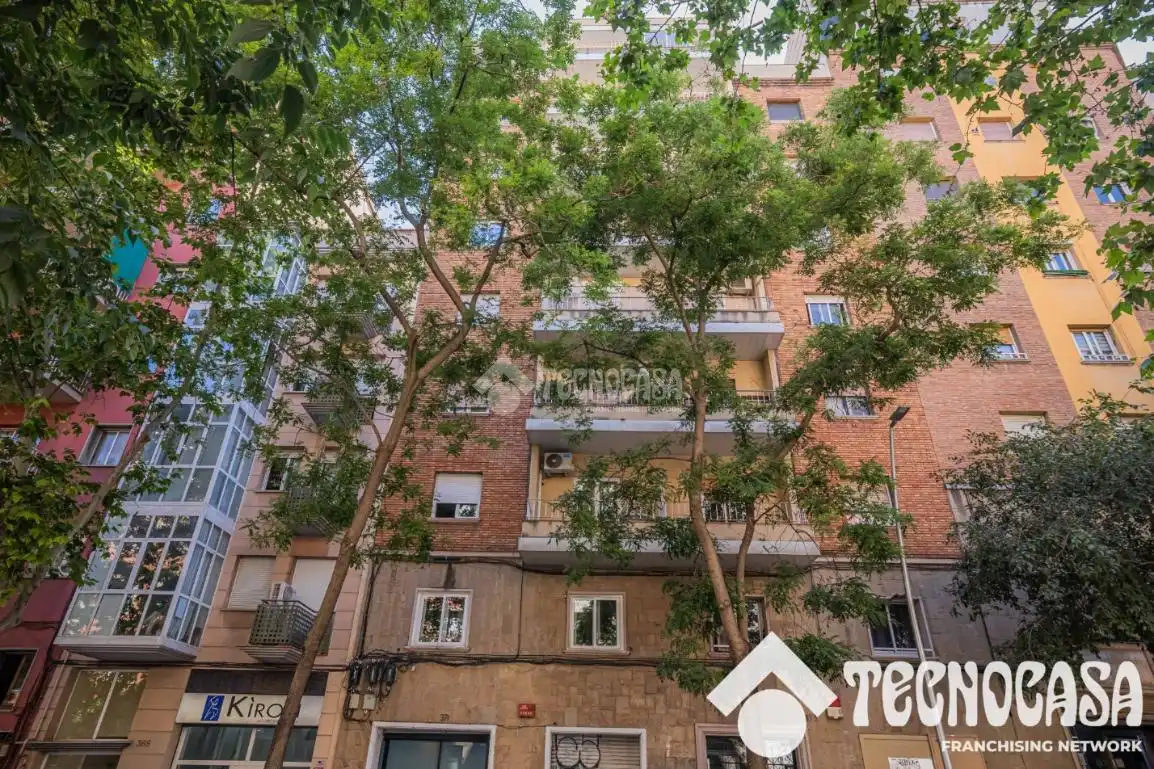Vista exterior de Àtic en venda en Barcelona amb Aire condicionat i Balcó