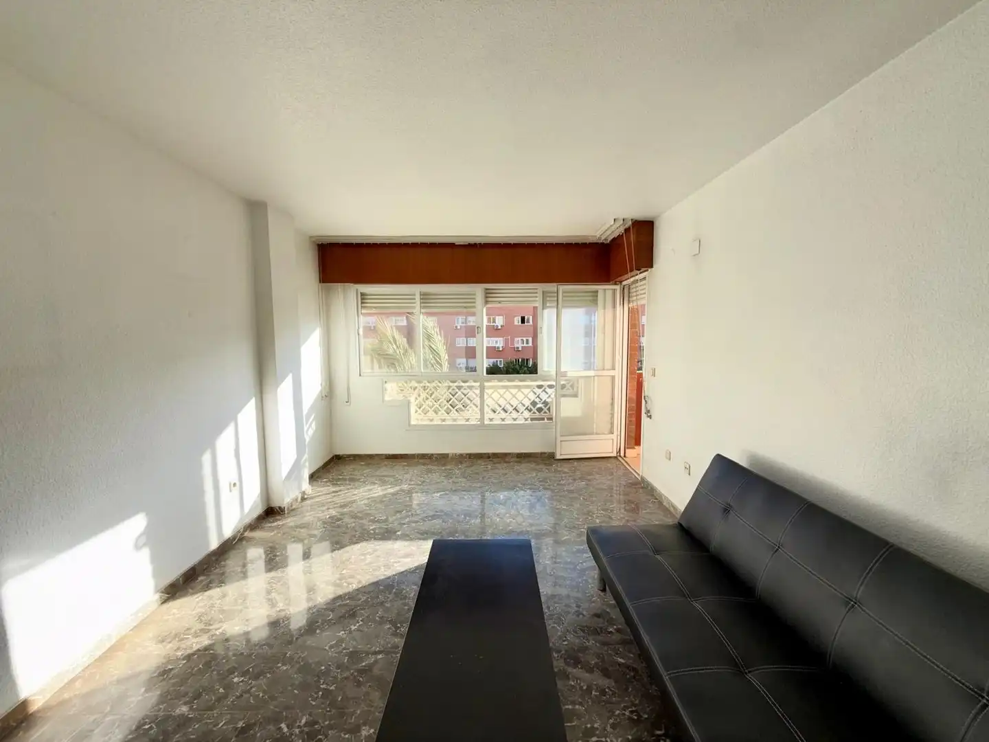 Sala d'estar de Pis en venda en Almería amb Balcó