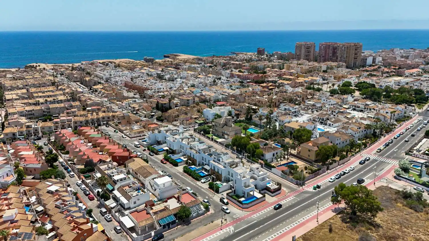 Vista exterior de Casa adosada en venda en Torrevieja amb Aire condicionat, Calefacció i Terrassa