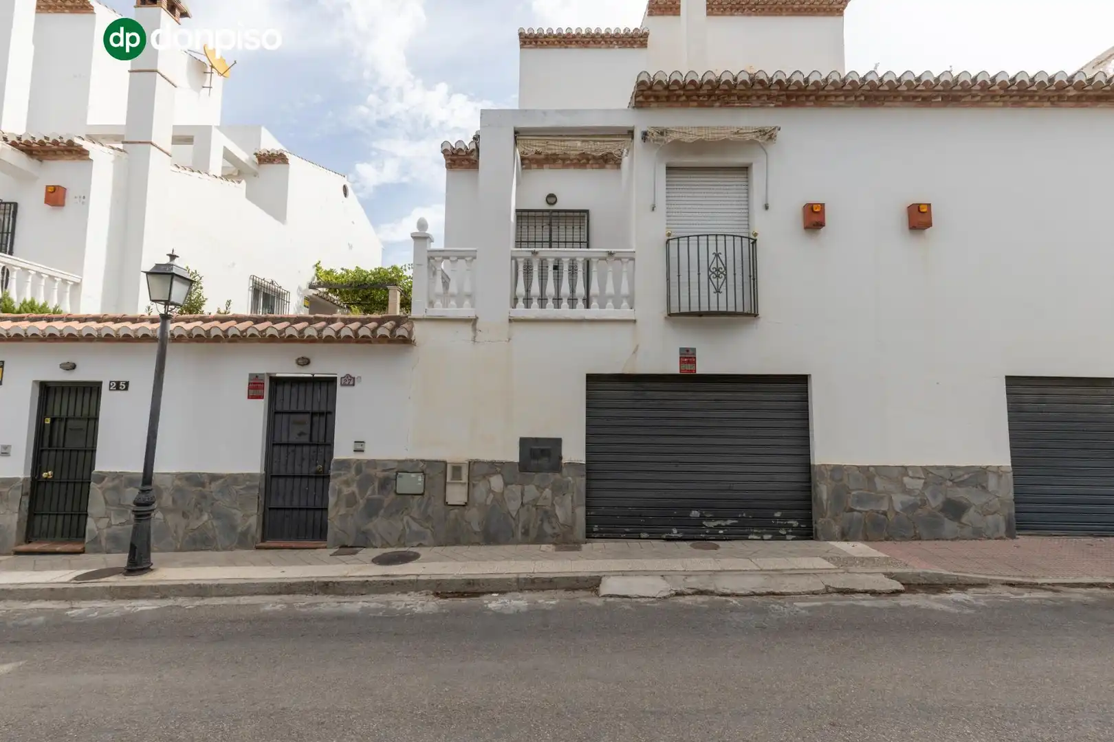 Außenansicht von Einfamilien-Reihenhaus zum Verkauf in Granada mit Heizung, Terrasse und Abstellraum