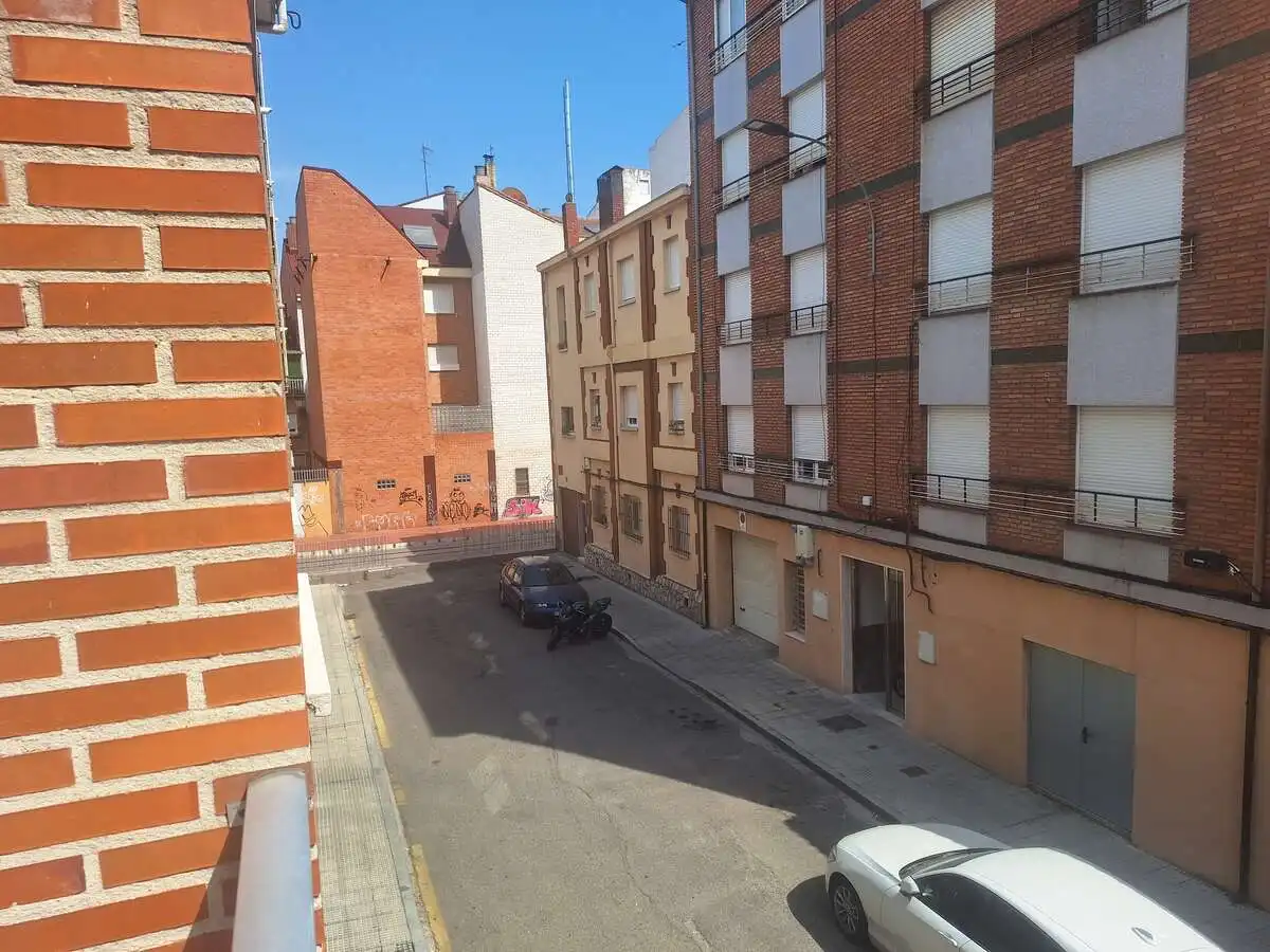 Parking de Piso en venta en León Capital  con Calefacción, Terraza y Trastero