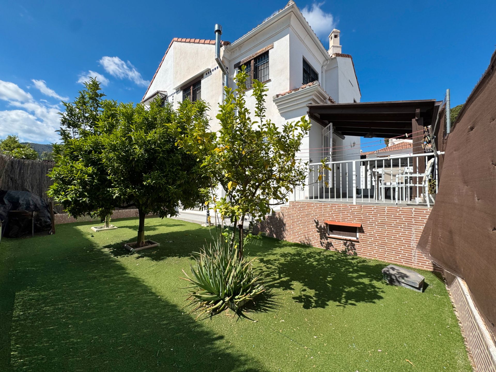 Vista exterior de Casa adosada en venda en Alhaurín de la Torre amb Aire condicionat, Calefacció i Jardí privat