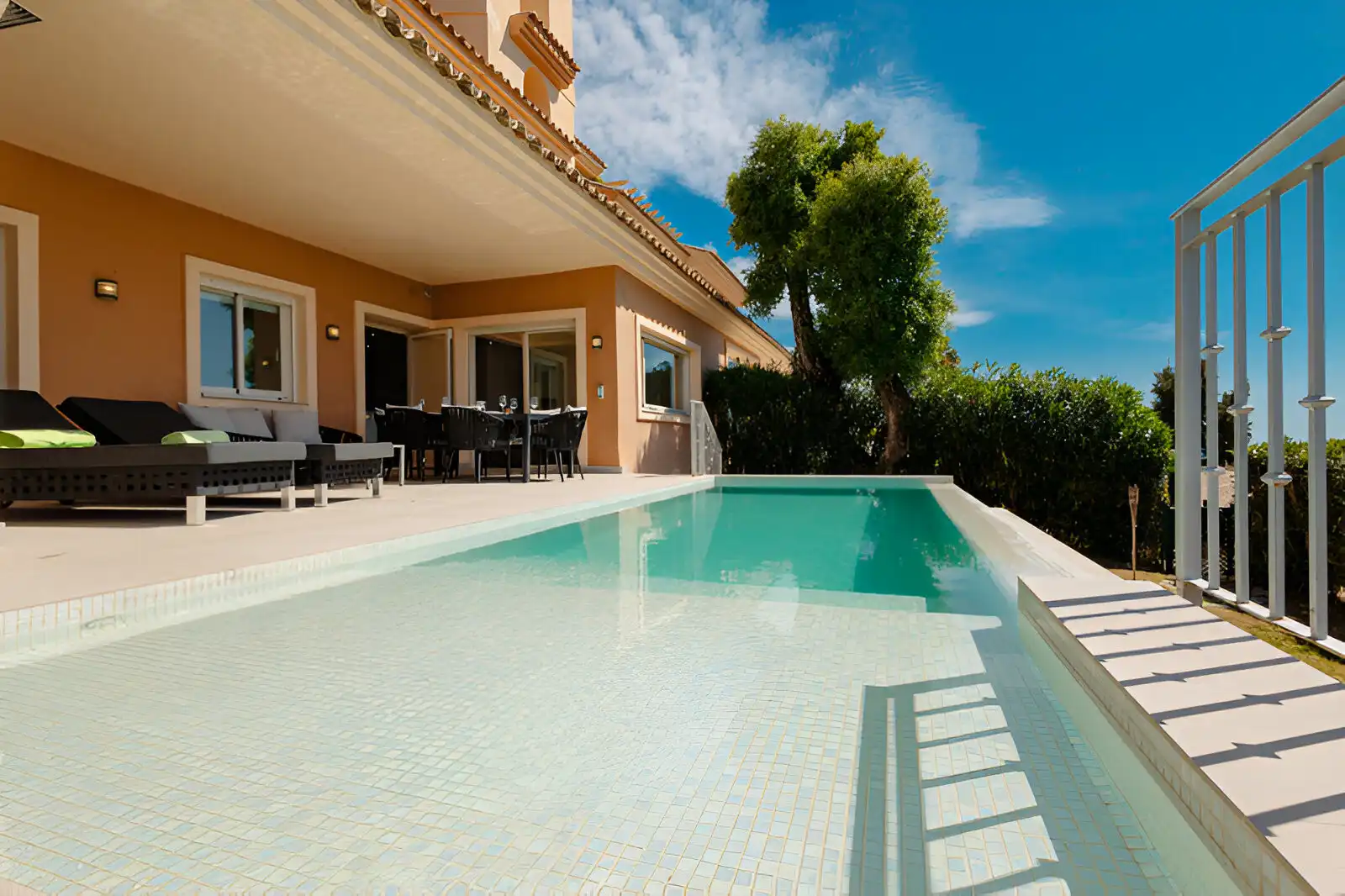Schwimmbecken von Erdgeschoss zum Verkauf in Marbella mit Klimaanlage, Privatgarten und Terrasse