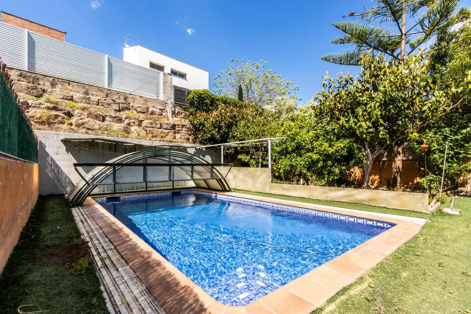 Piscina de Casa adosada en venda en Castellar del Vallès amb Aire condicionat, Calefacció i Jardí privat