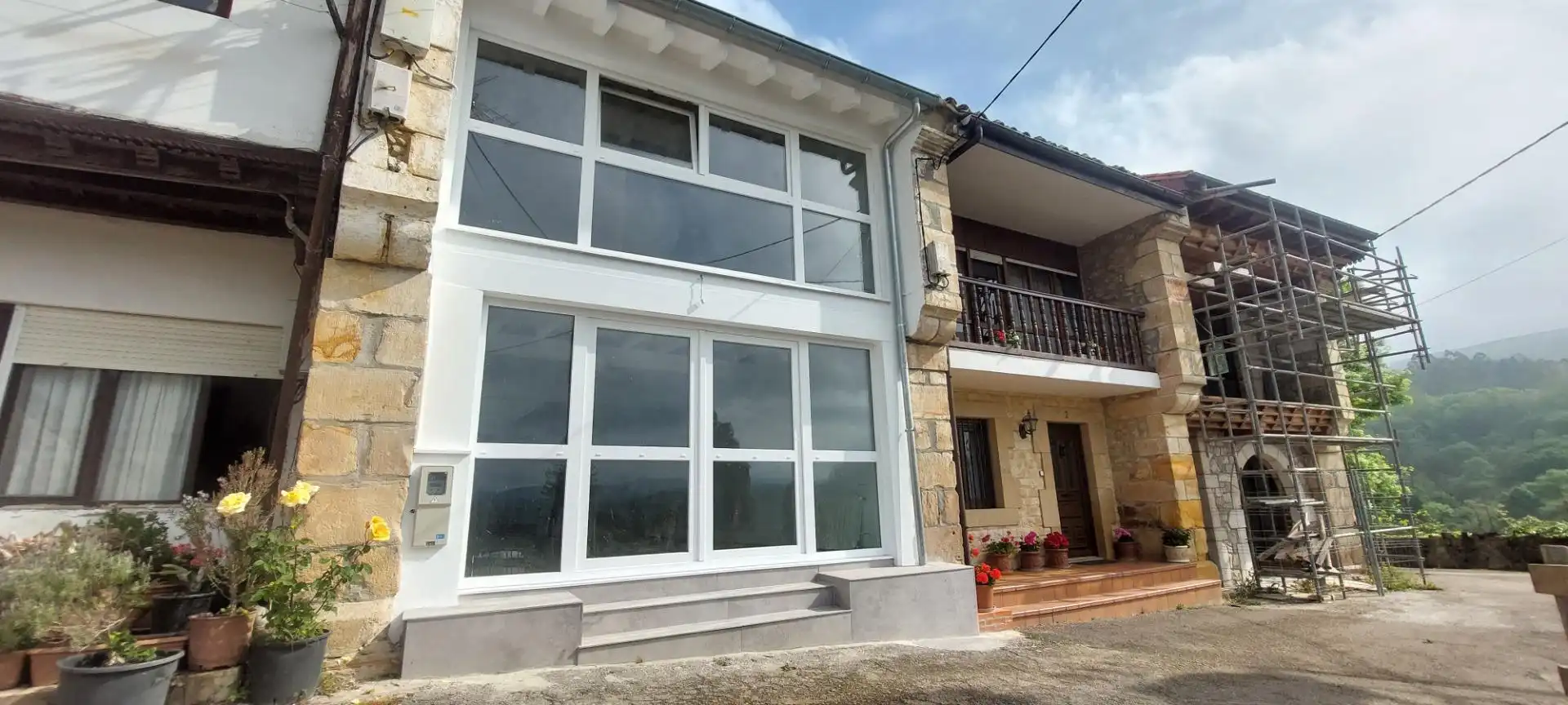 Vista exterior de Casa adosada en venda en Udías amb Calefacció