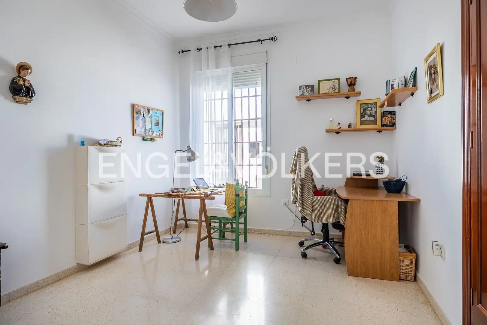 Vista exterior de Casa o xalet en venda en Albaida del Aljarafe amb Aire condicionat, Calefacció i Jardí privat