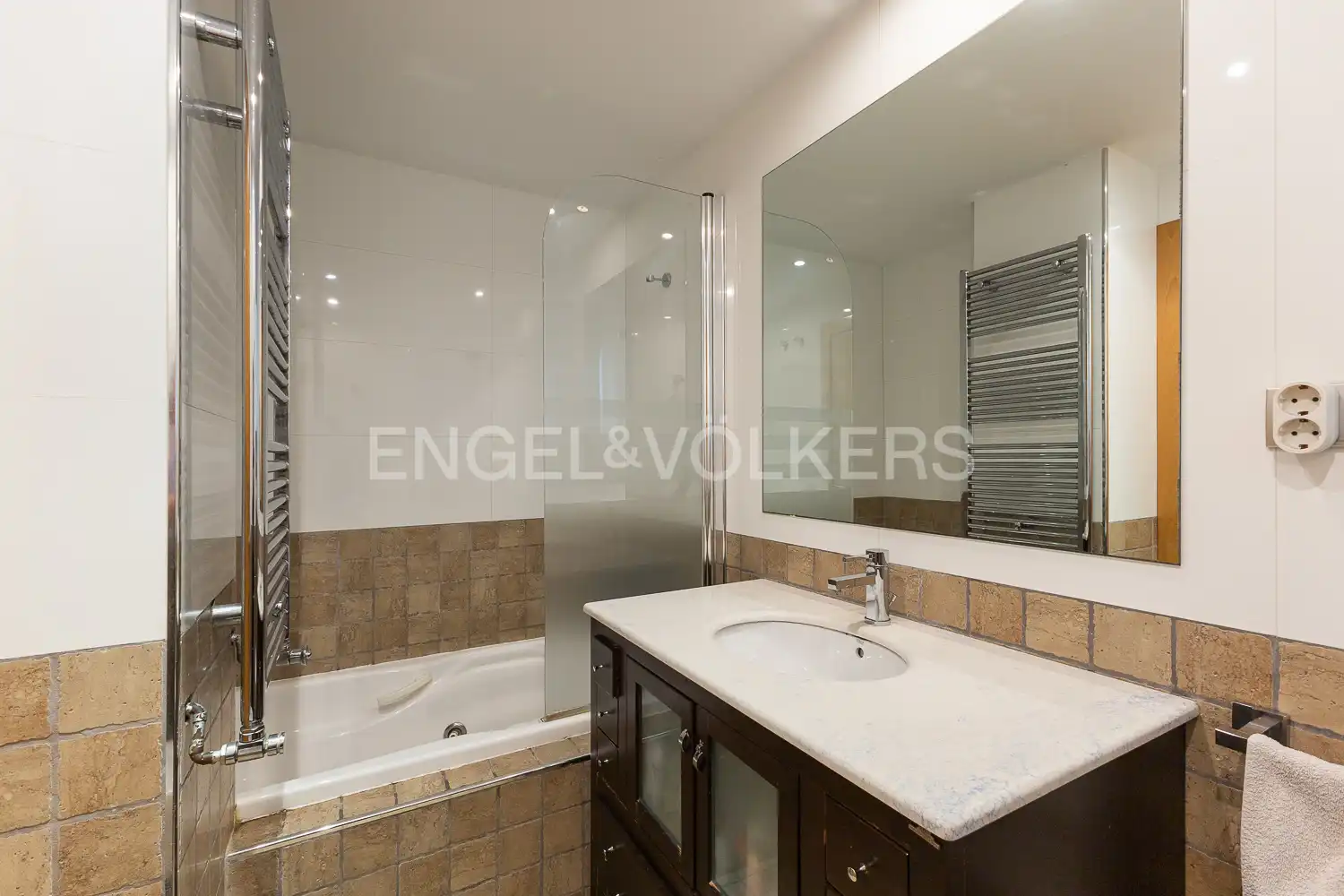 Baño de Apartamento en venta en Castellón de la Plana / Castelló de la Plana con Aire acondicionado, Calefacción y Parquet