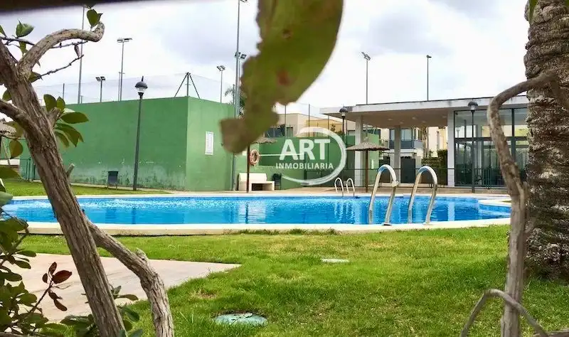 Piscina de Casa adosada de lloguer en La Conarda