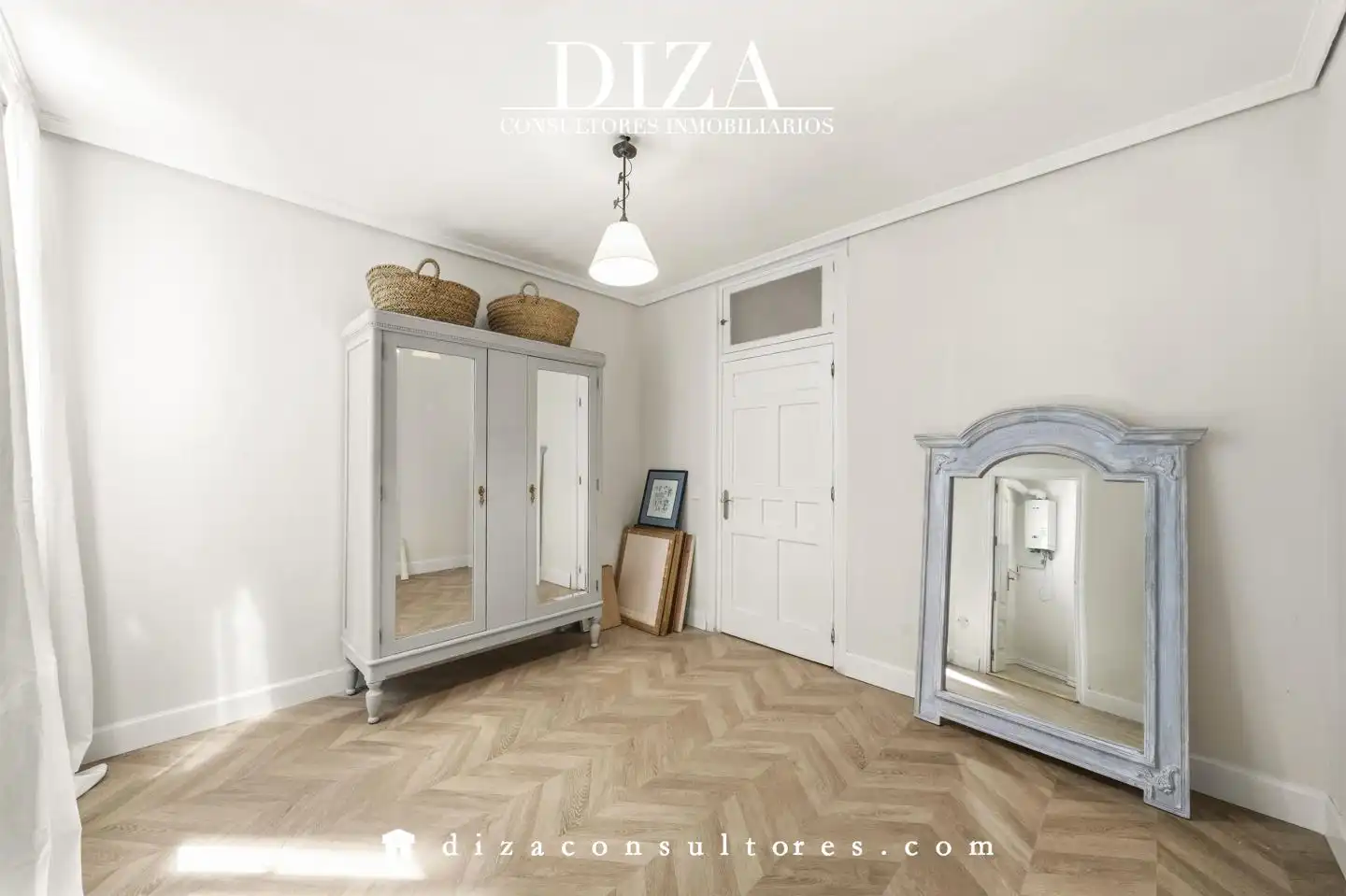 Bedroom of Flat for sale in Madrid  with Air Conditioner, Terrace and Furnished