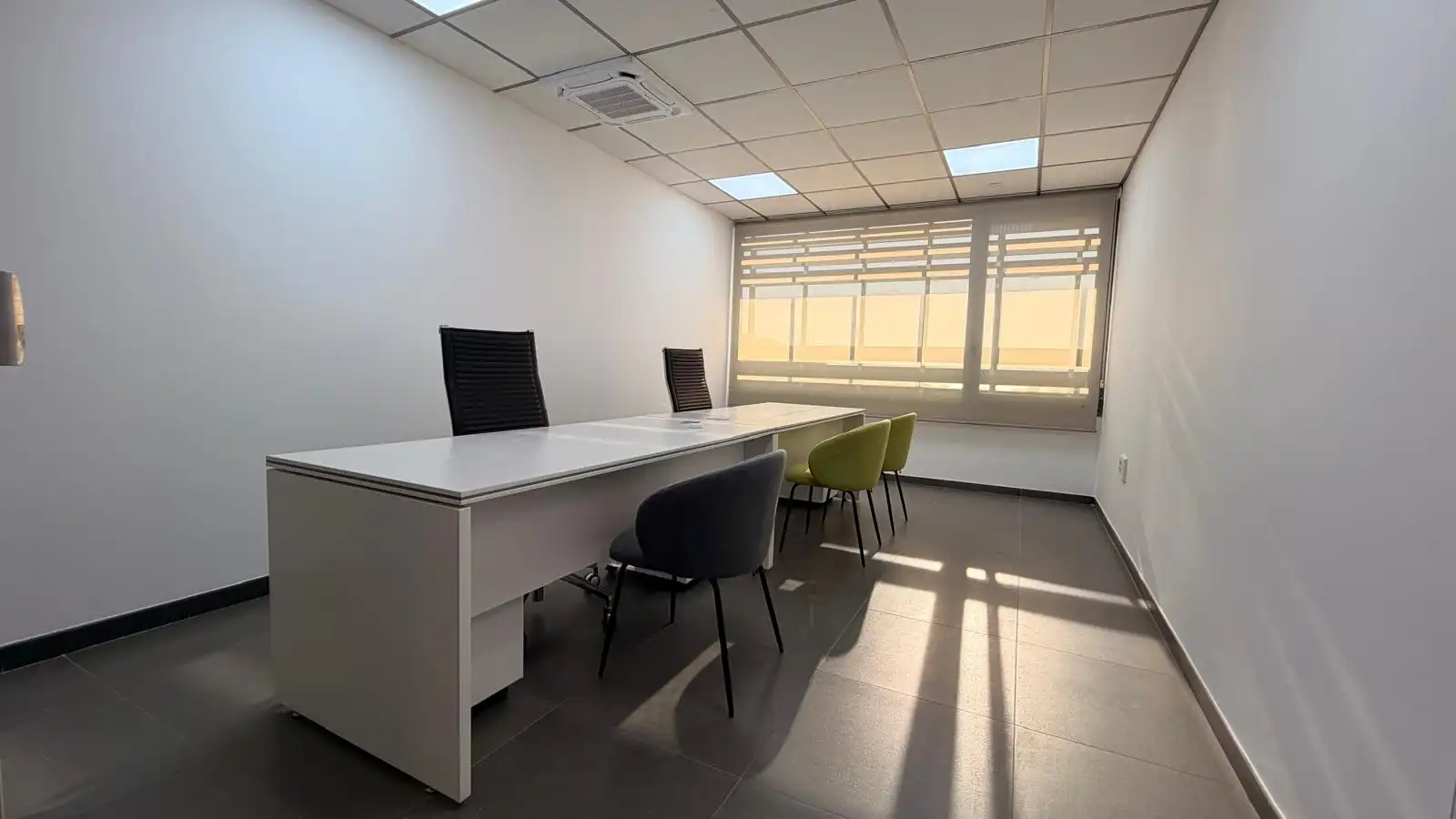 Büro zur Miete in Roquetas de Mar mit Klimaanlage, Heizung und Abstellraum