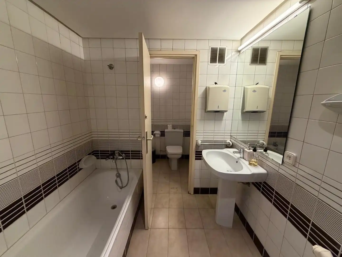 Bathroom of Office for rent in Girona  with Air Conditioner and Heating