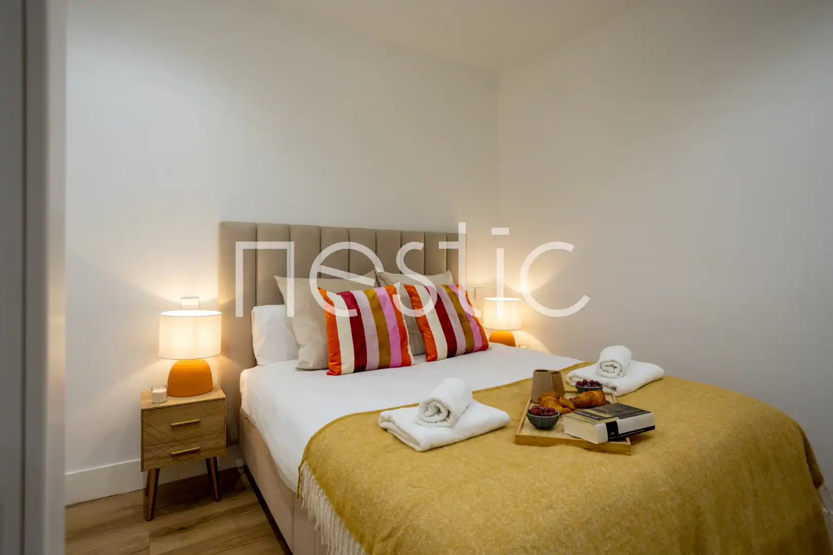 Dormitori de Apartament de lloguer en Madrid amb Aire condicionat, Calefacció i Moblat