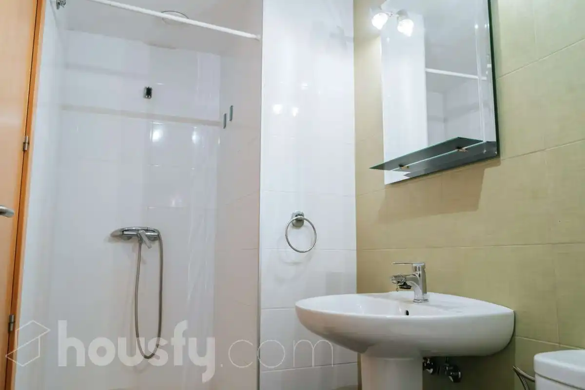 Baño de Piso de alquiler en Valdemoro con Parquet y Amueblado
