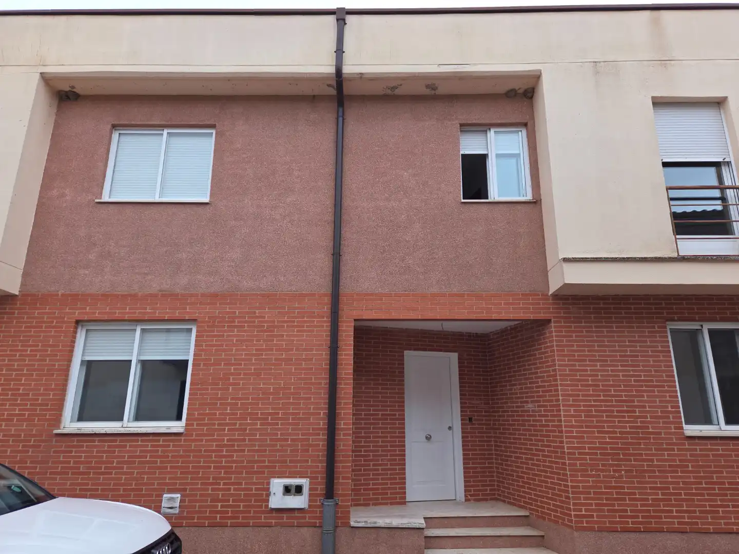Vista exterior de Casa adosada en venda en Burgos amb Calefacció, Jardí privat i Terrassa