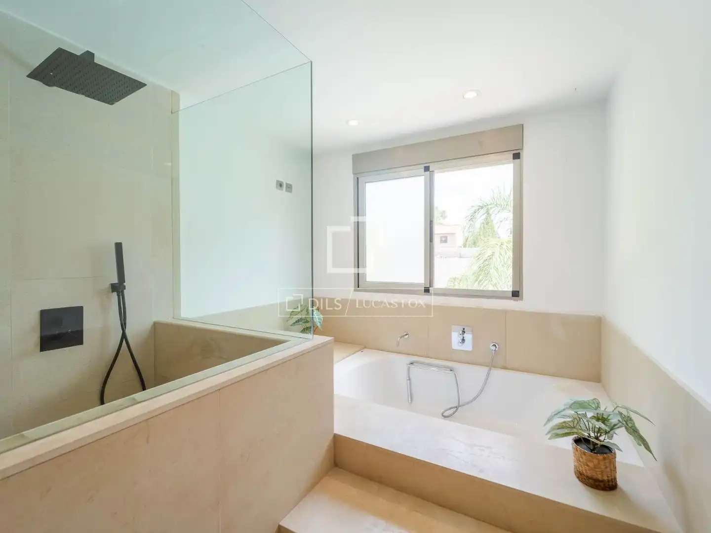 Bany de Casa o xalet en venda en L'Eliana amb Aire condicionat, Jardí privat i Traster