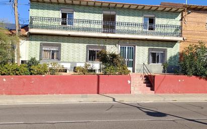 Exterior view of House or chalet for sale in Chozas de Canales  with Terrace and Balcony