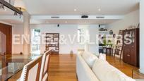 Living room of Single-family semi-detached for sale in  Madrid Capital  with Swimming Pool