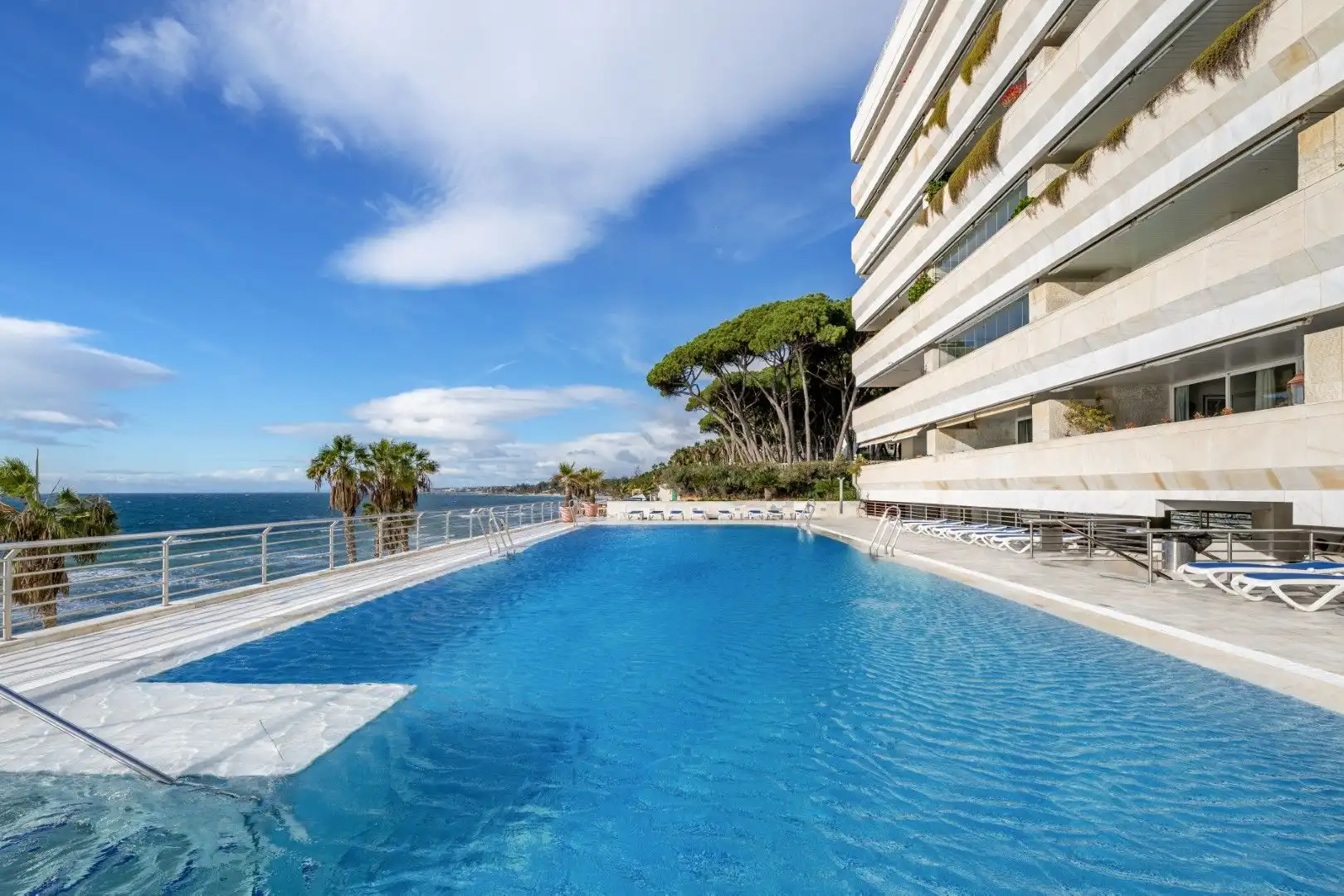 Schwimmbecken von Wohnungen zum Verkauf in Marbella mit Klimaanlage, Terrasse und Möbliert