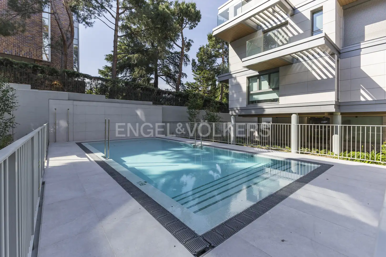 Piscina de Dúplex en venta en Madrid con Calefacción, Terraza y Trastero