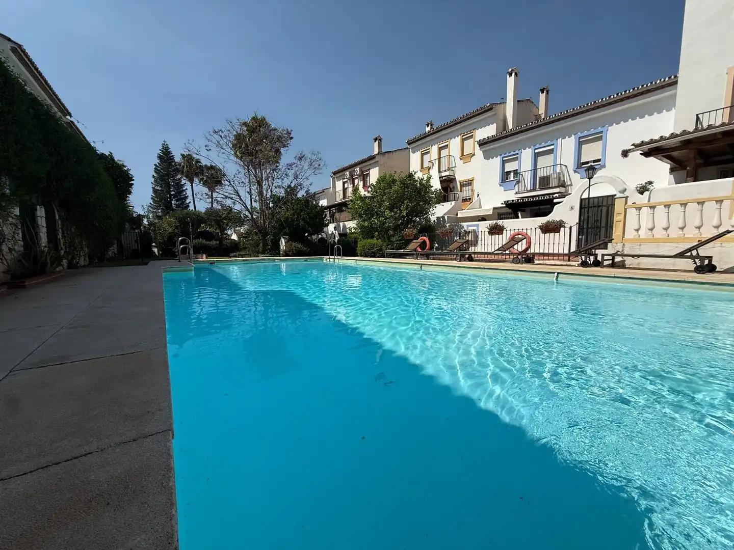 Piscina de Casa adosada en venda en Marbella amb Aire condicionat, Traster i Balcó