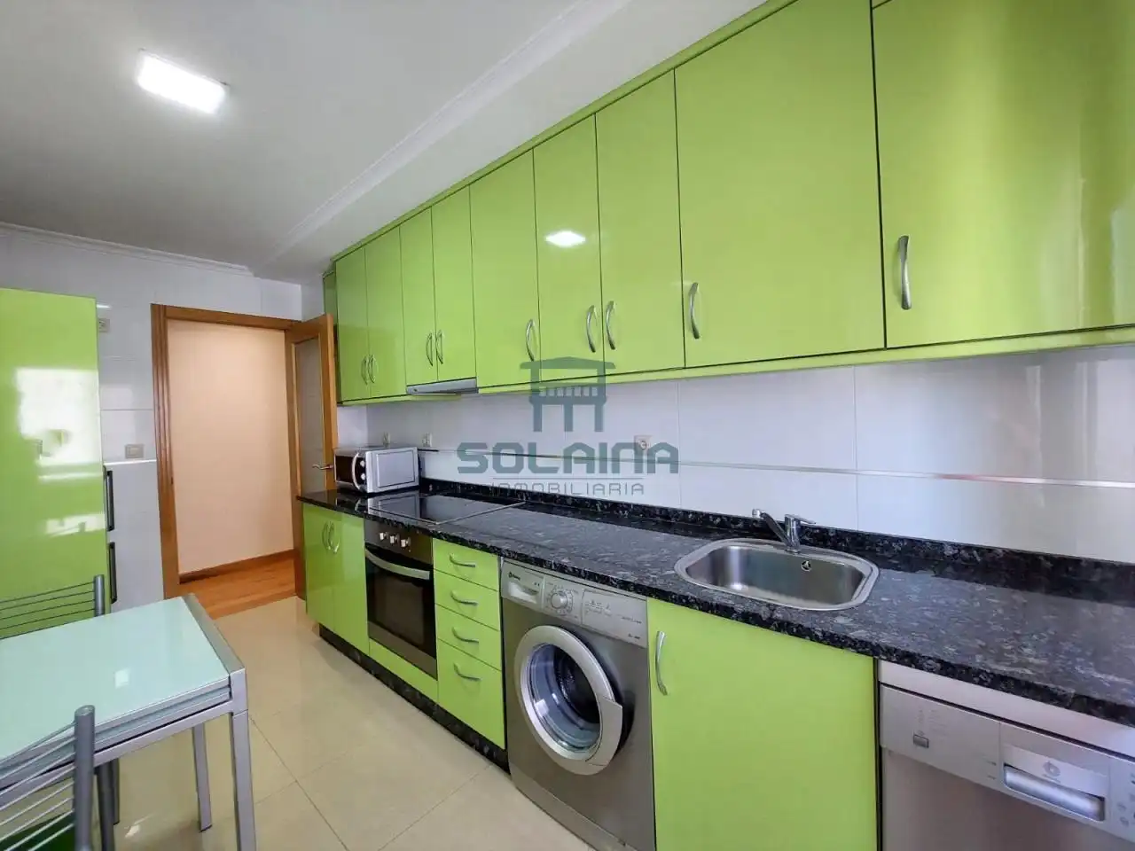 Cuina de Apartament de lloguer en Ourense Capital  amb Calefacció, Traster i Moblat