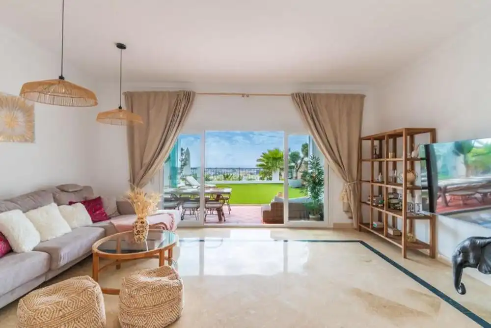 Sala d'estar de Planta baixa en venda en Benahavís amb Aire condicionat, Terrassa i Piscina