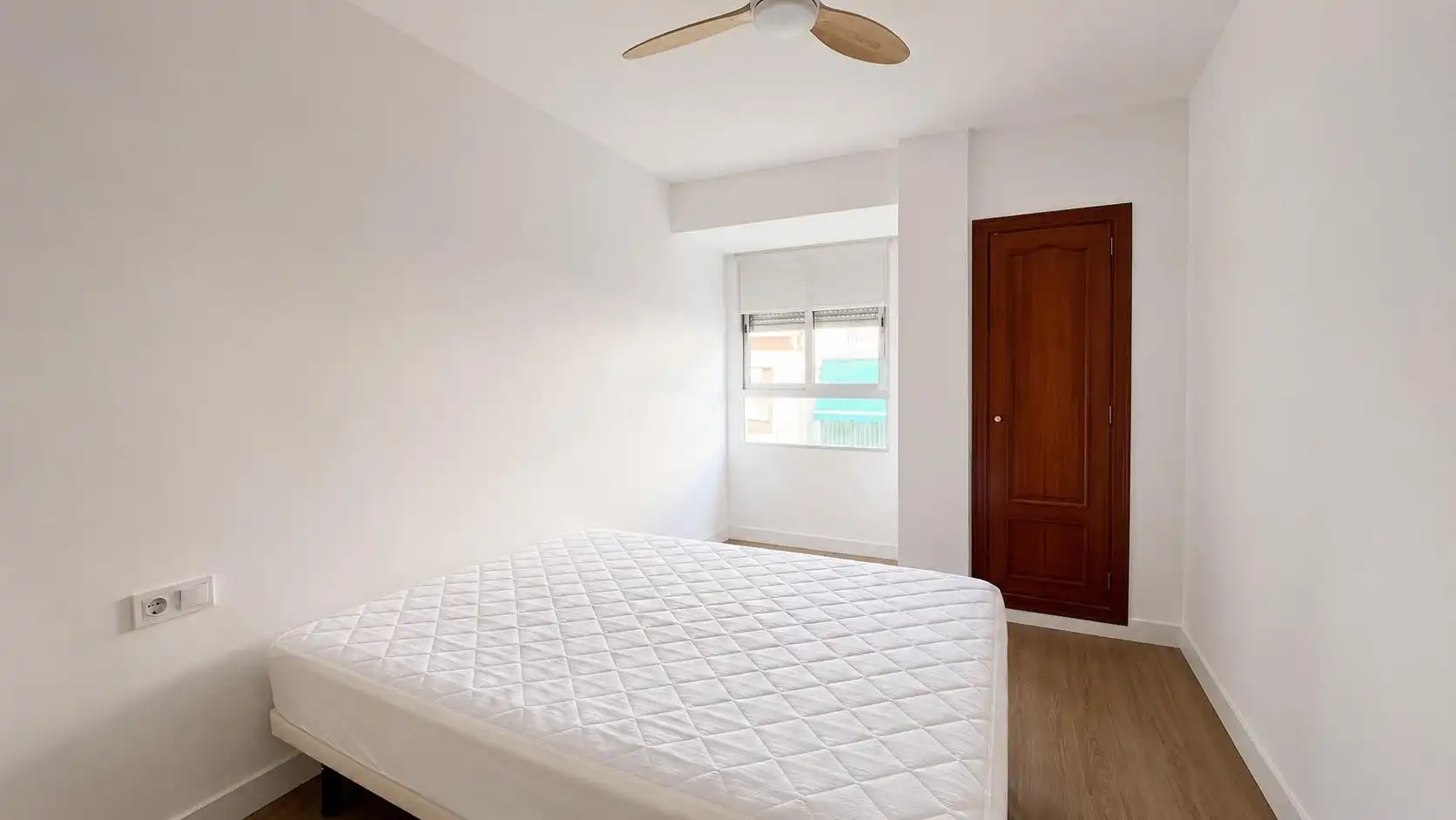 Bedroom of Flat for rent in Valencia  with Air Conditioner, Furnished and Balcony