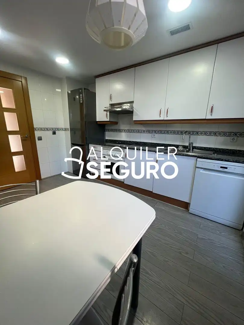 Cuina de Pis de lloguer en Madrid amb Aire condicionat, Calefacció i Terrassa