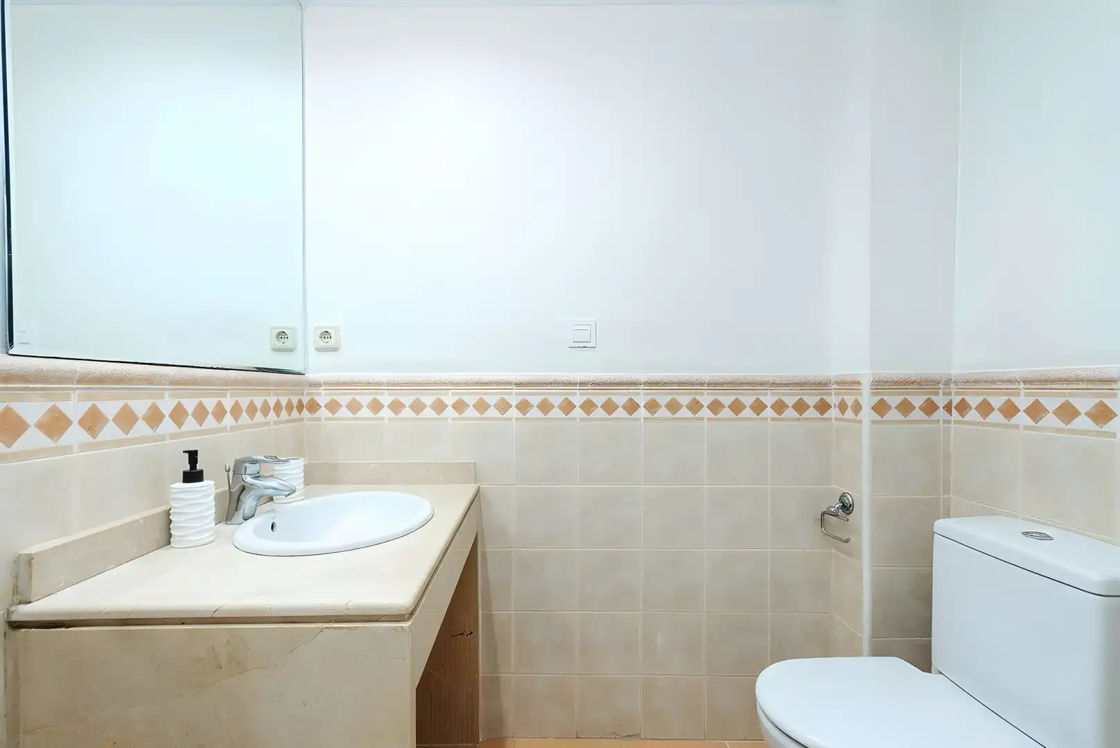 Bathroom of Apartments for rent in Marbella  with Air Conditioner, Terrace and Swimming Pool