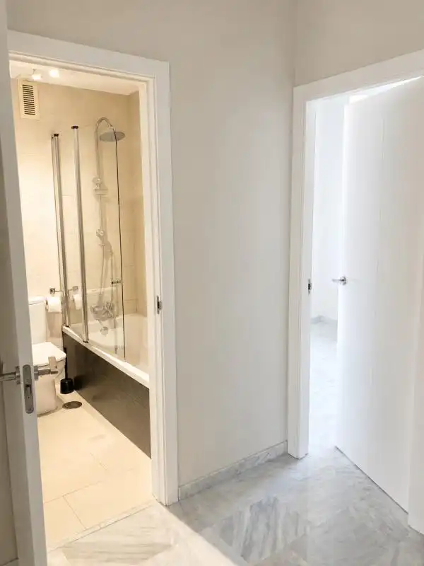 Baño de Casa adosada en venta en Valencina de la Concepción con Aire acondicionado, Calefacción y Terraza
