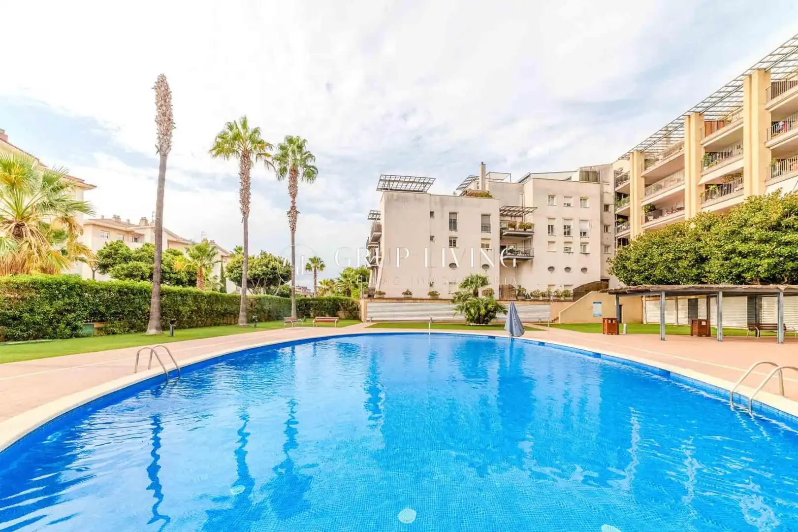 Schwimmbecken von Wohnung zum Verkauf in Sitges mit Klimaanlage, Heizung und Privatgarten