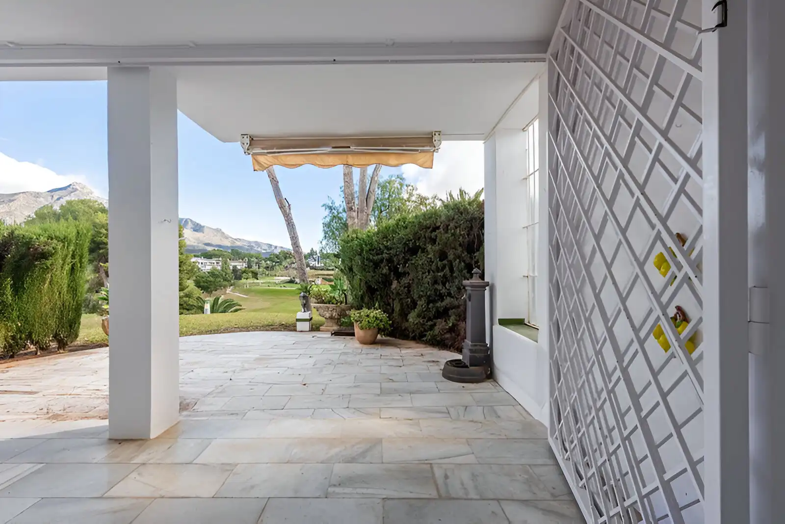 Jardín de Planta baja en venta en Marbella con Aire acondicionado, Terraza y Piscina