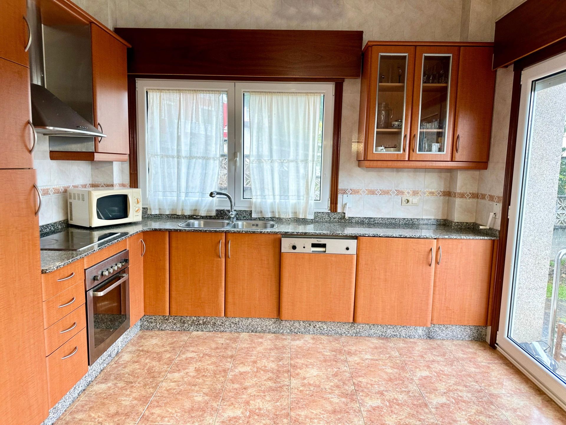 Cuina de Casa o xalet en venda en Sada (A Coruña) amb Calefacció, Jardí privat i Traster