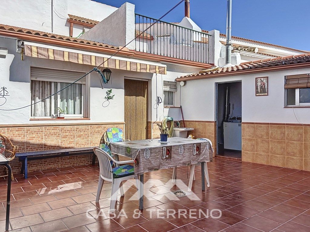 Vista exterior de Casa o xalet en venda en Zafarraya amb Calefacció, Moblat i Balcó