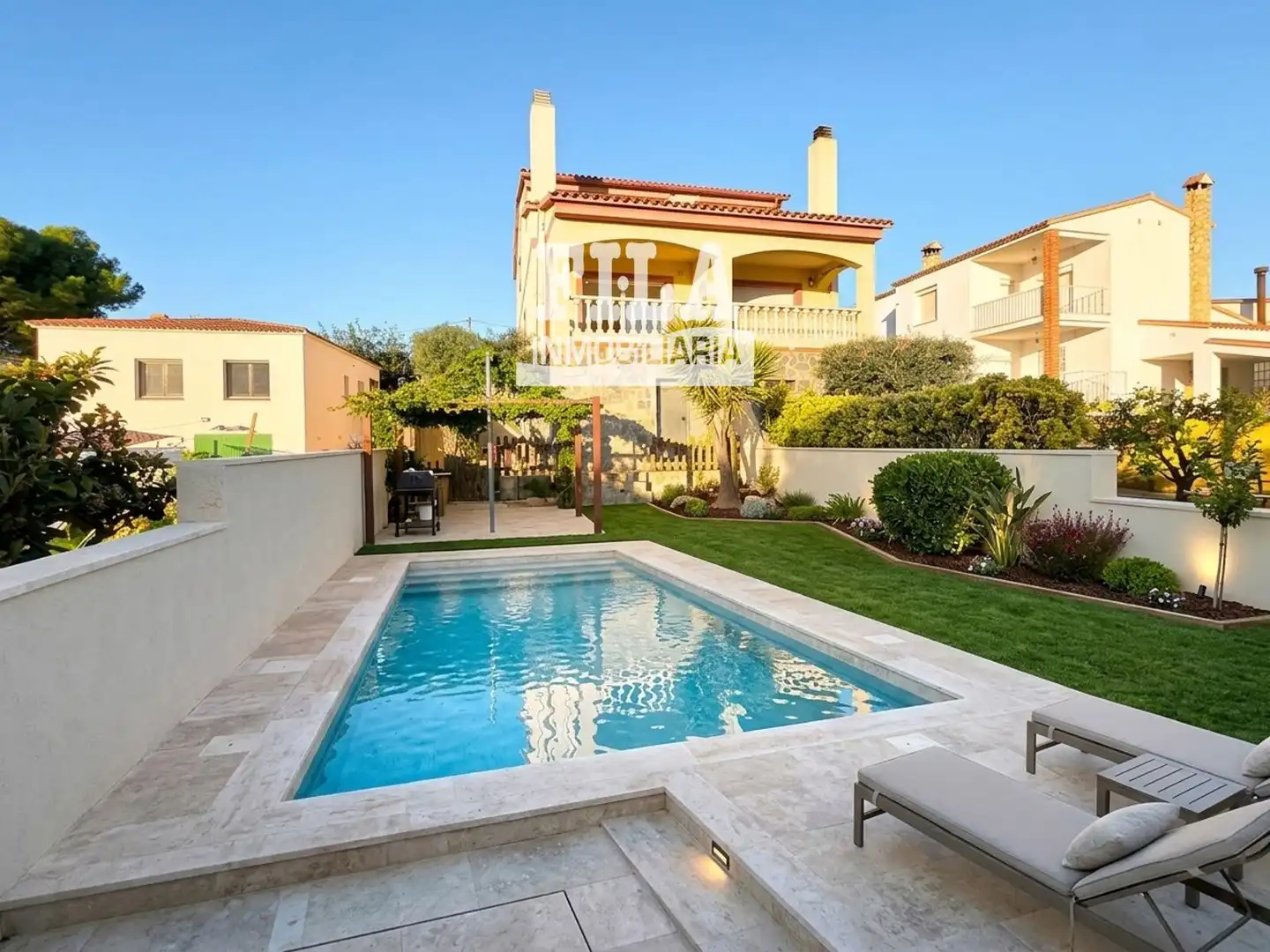 Casa aparellada amb jardí en venda a La Pobla de Montornès