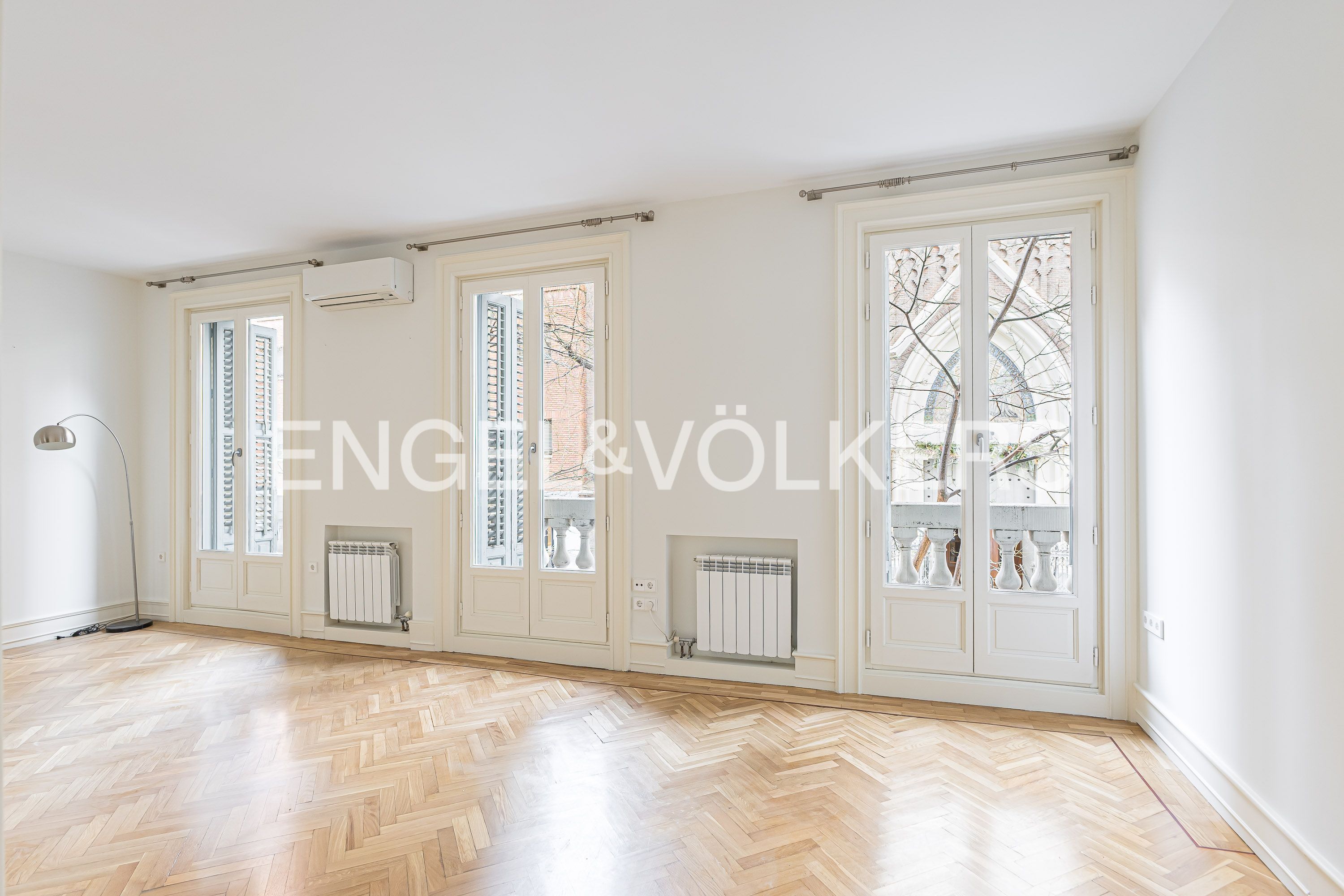 Sala d'estar de Apartament de lloguer en  Madrid Capital amb Calefacció, Parquet i Balcó